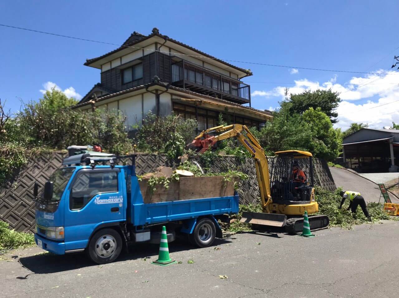 切る、捌く、乗せる、を三人で分担してテキパキと作業を行っていきます。